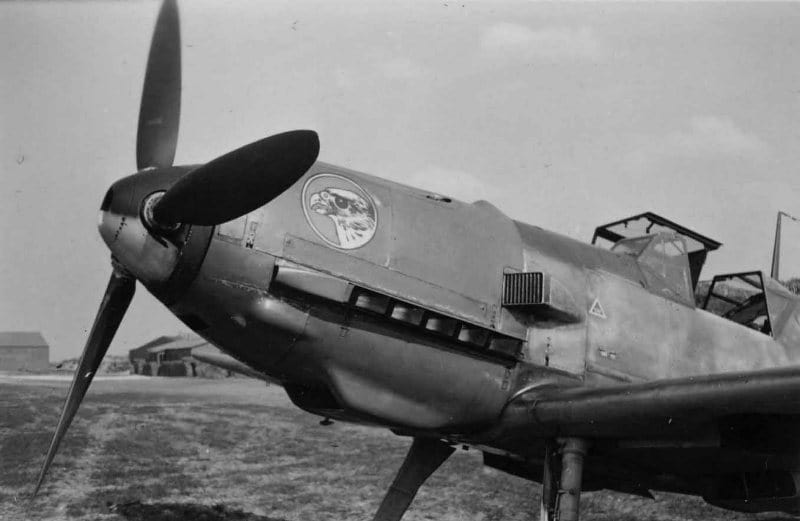 Истребитель Bf 109E-1 из эскадры JG 51 ВВС Германии. Его пилота не защищала бронеспинка, но баки самолета имели слой протектора, который затягивал пулевые пробоины